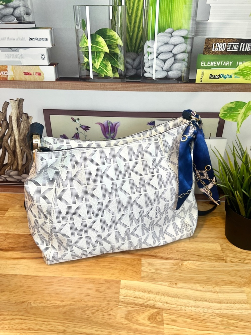 Michael Kors Crossbody Purse Bag Messenger White Navy Signature Logo - Picture 2 of 12